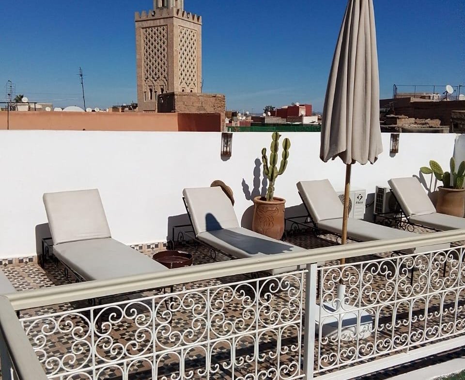 Riad titré à vendre au cœur de la médina – 5 chambres – Vue Atlas & Koutoubia
