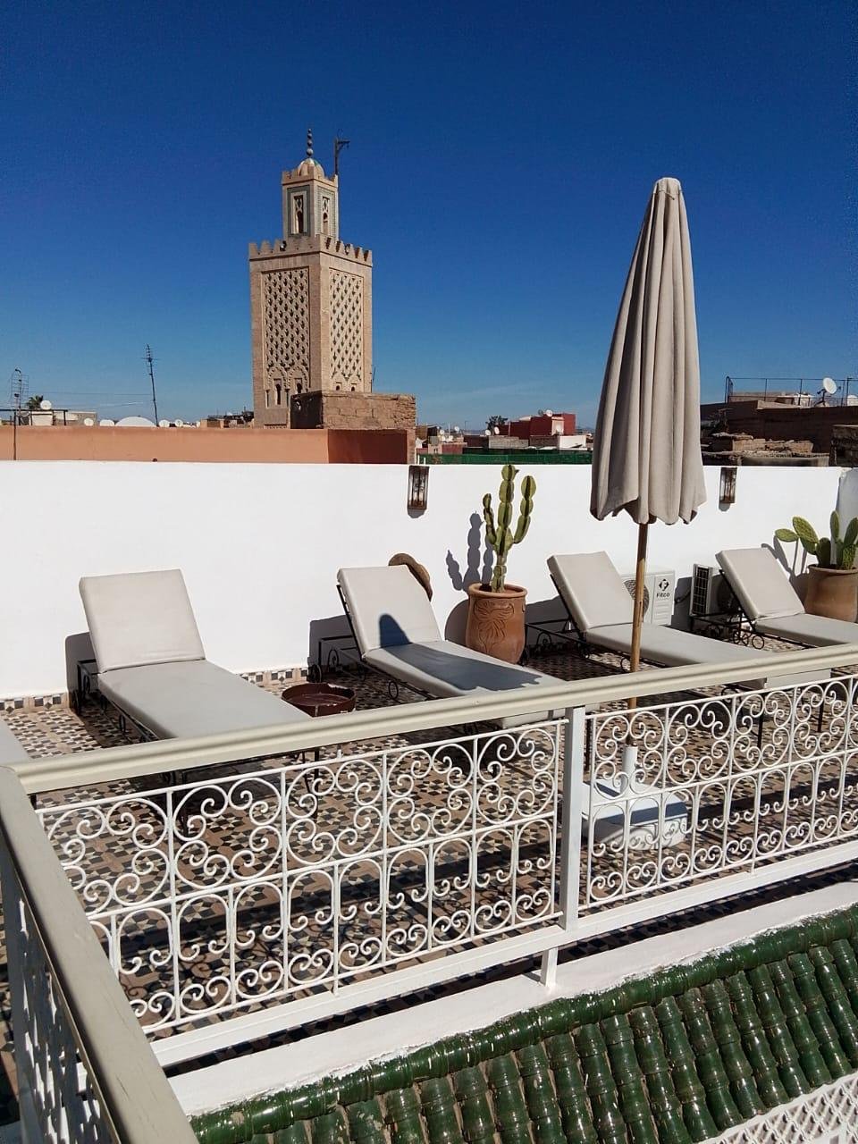 Riad titré à vendre au cœur de la médina – 5 chambres – Vue Atlas & Koutoubia